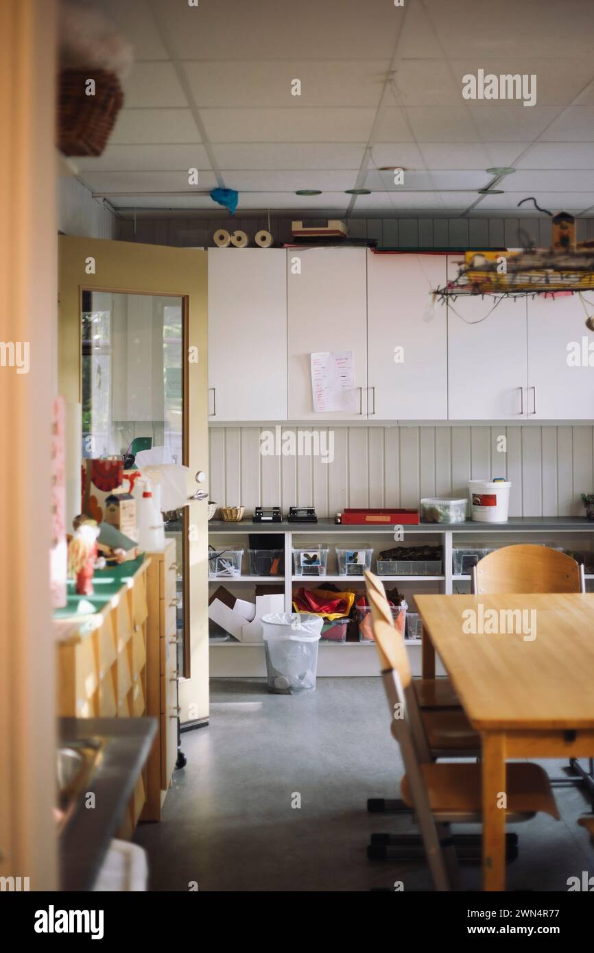 Sala attività vuota con sedia e tavolo in età prescolare Foto Stock