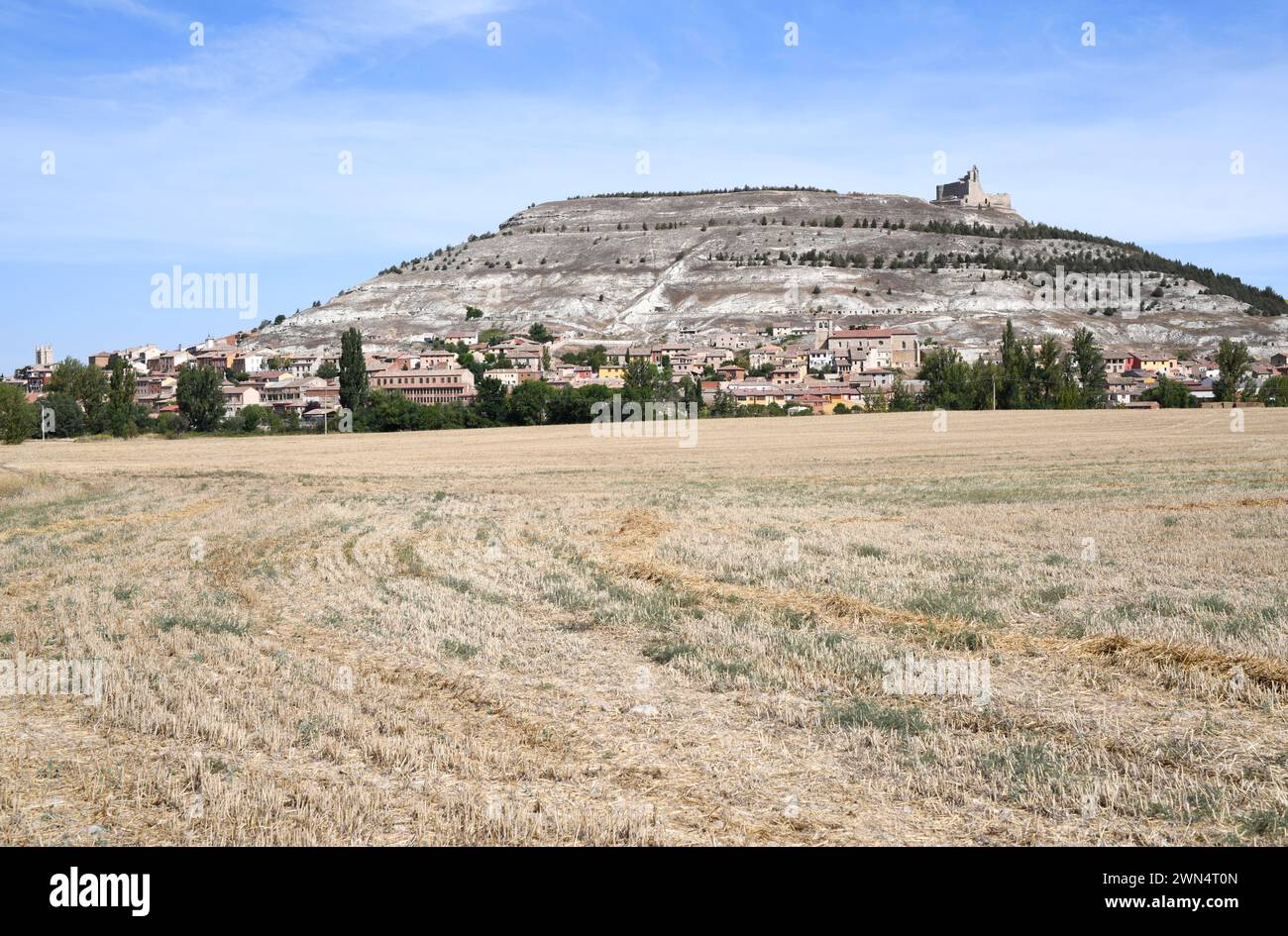 Castrojeriz, città, collina e castello. Burgos, Castilla y Leon, Spagna. Foto Stock