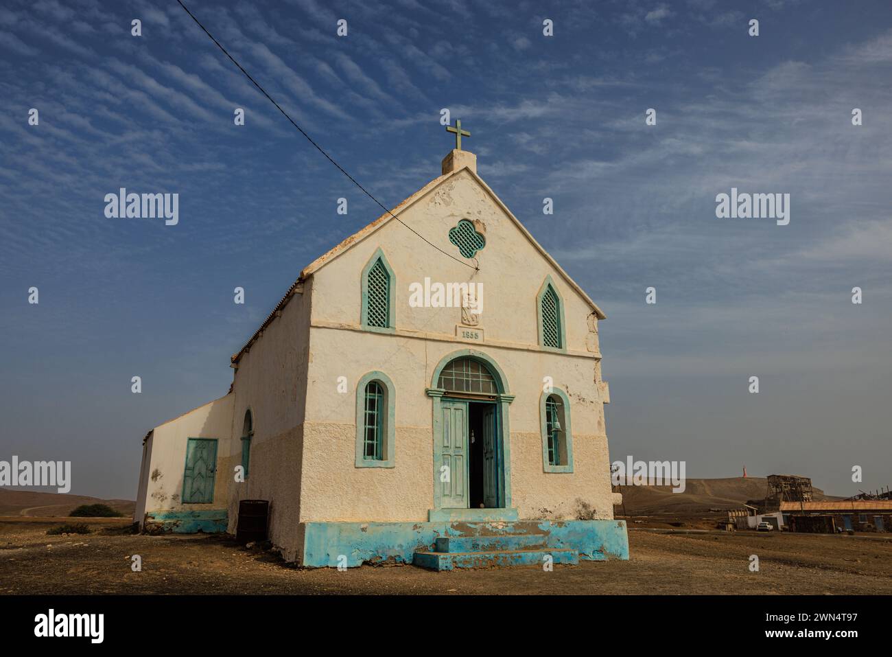 L'imponente chiesa murata bianca di nostra Signora della Misericordia sul lago salato pedra de lume sull'isola di sal capo verde Foto Stock