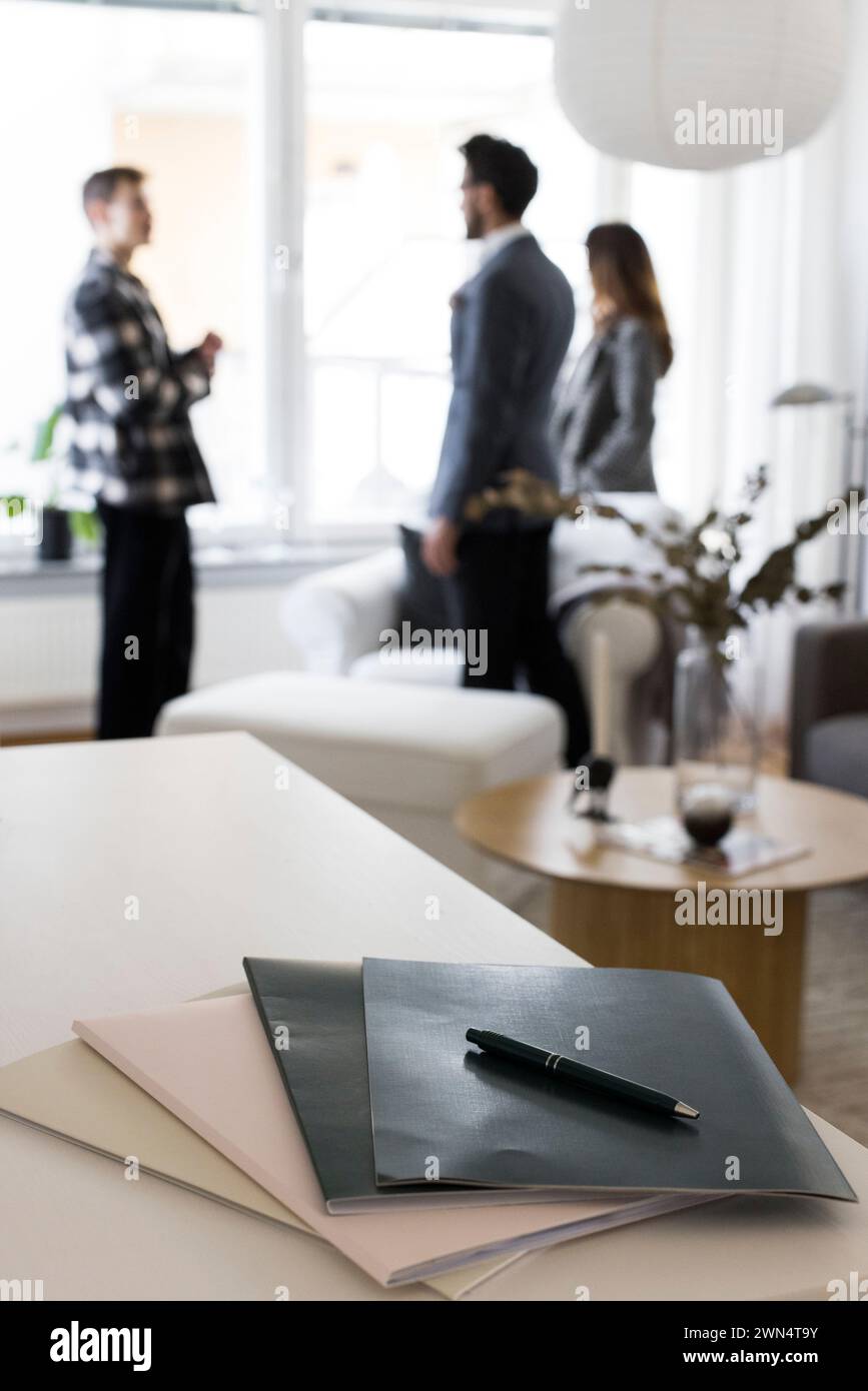 File di accordo con penna sul tavolo a casa Foto Stock