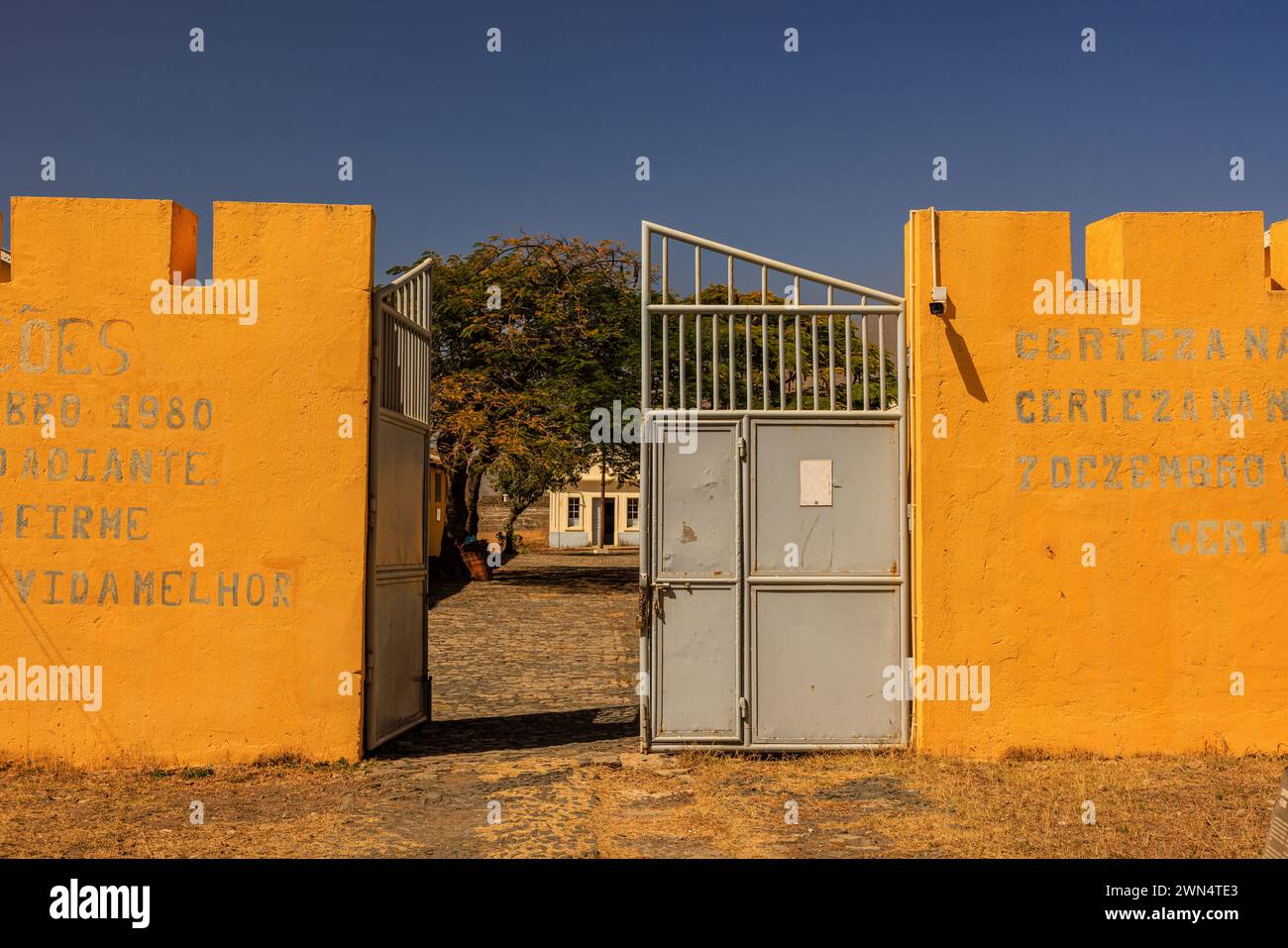 Mura gialle e cancello d'ingresso aperto del campo di concentramento portoghese di Tarrafal sull'isola di Santiago Cabo Verde Foto Stock