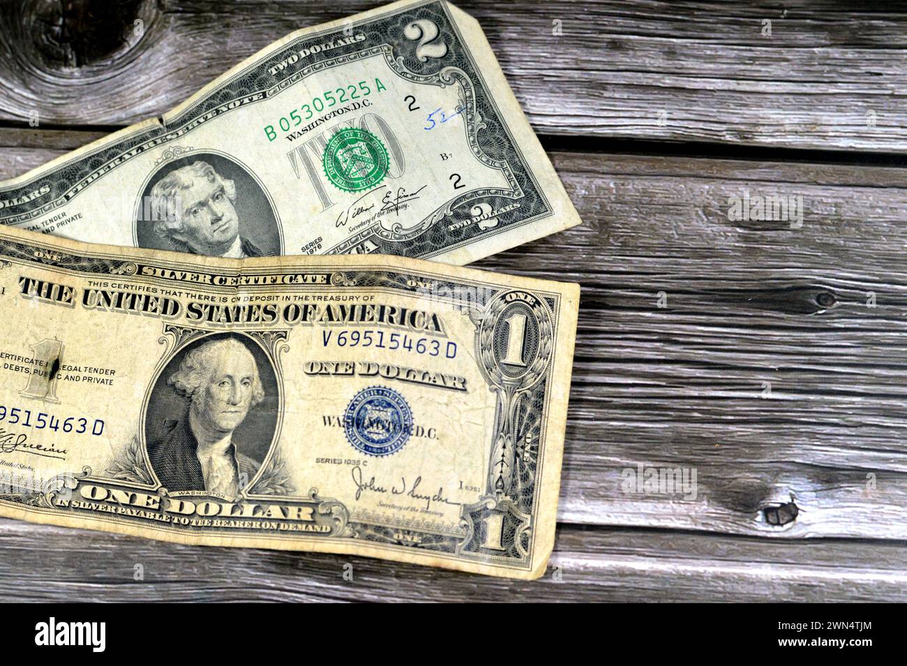 Moneta vintage retro Old American di una banconota da 1935 dollari americani con George Washington, 2 dollari 1976 Thomas Jefferson, sfondo di Ol Foto Stock