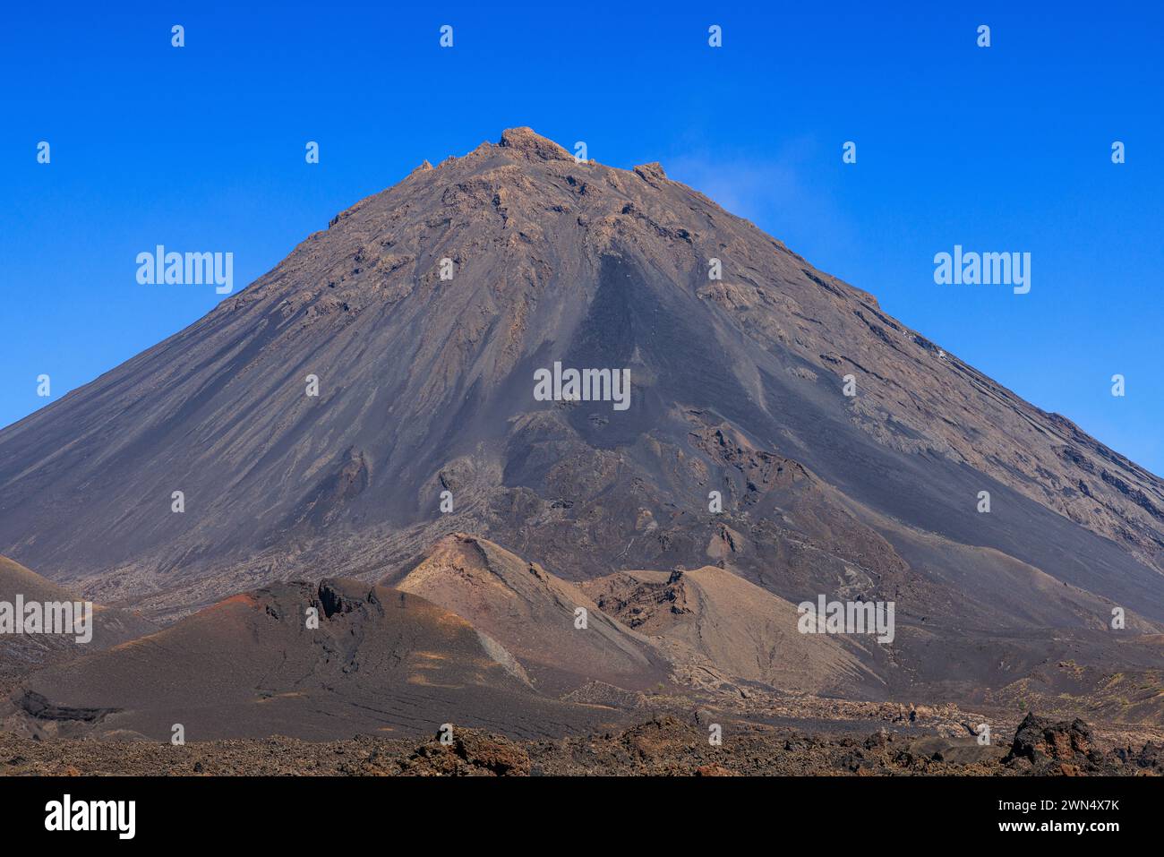 primo piano della classica forma vulcanica della vetta del vulcano attivo di pico do fogo sull'isola di fogo capo verde Foto Stock