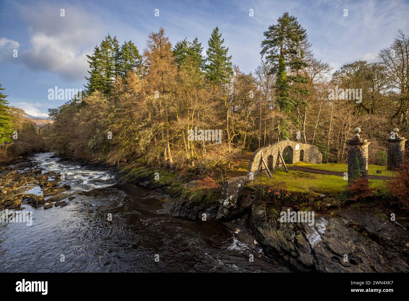 L'antico terreno di sepoltura del clan Macnab a Innis Buidhe a Killin sul fiume Dochart, Trossachs, Stirling, Scozia Foto Stock
