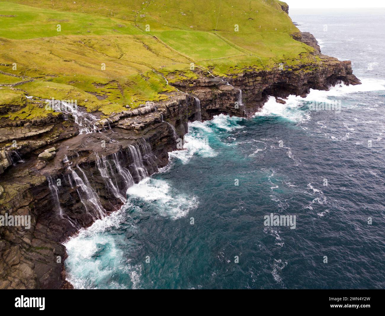 Lo splendido scenario dell'isola di Kalsoy e delle isole Faroe Foto Stock