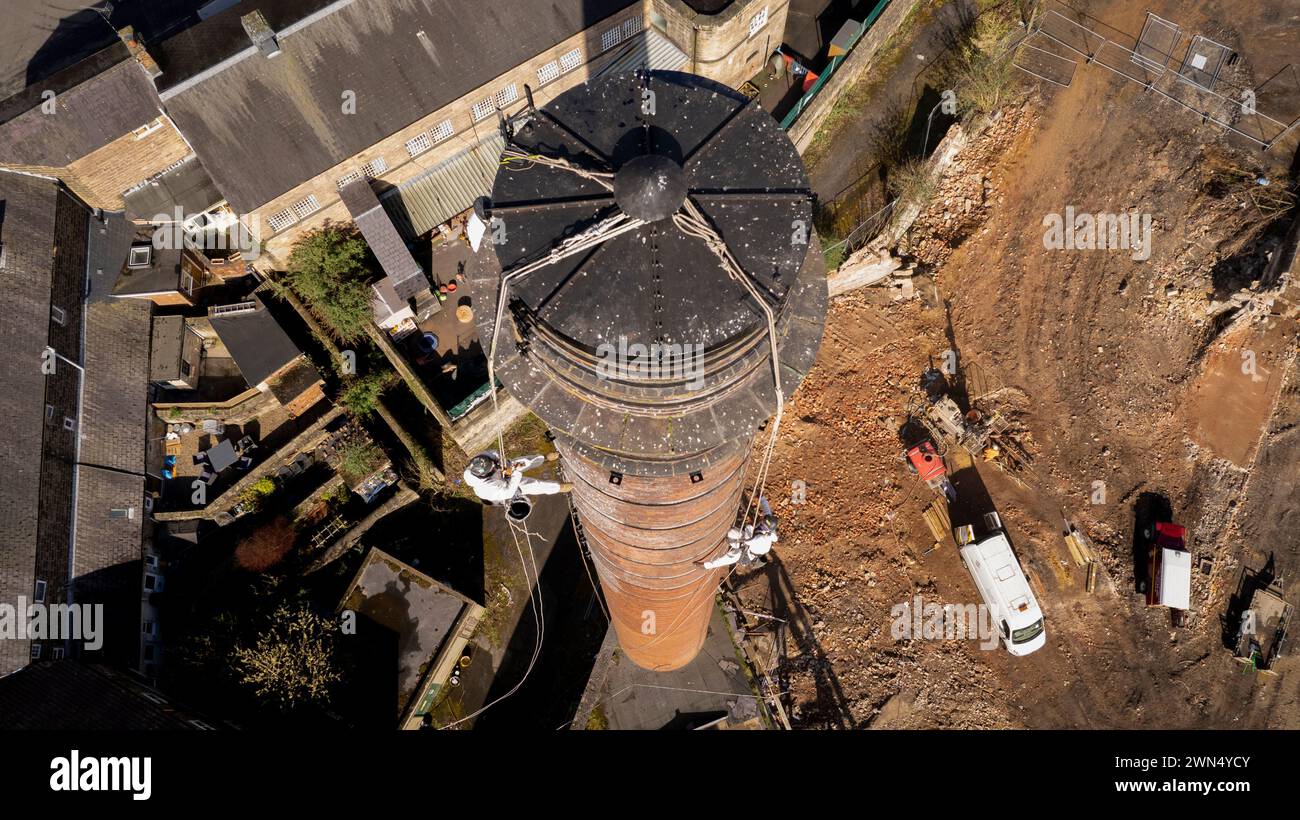 01/04/22 Steeplejack scala il camino Milford Mill alto 43 metri per mantenere e rendere la struttura sicura. Struttura classificata di grado II costruita nel 18 Foto Stock