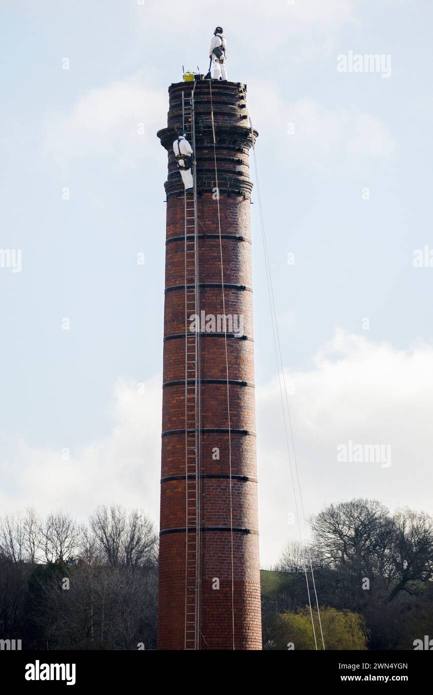 01/04/22 Steeplejack scala il camino Milford Mill alto 43 metri per mantenere e rendere la struttura sicura. Struttura classificata di grado II costruita nel 18 Foto Stock