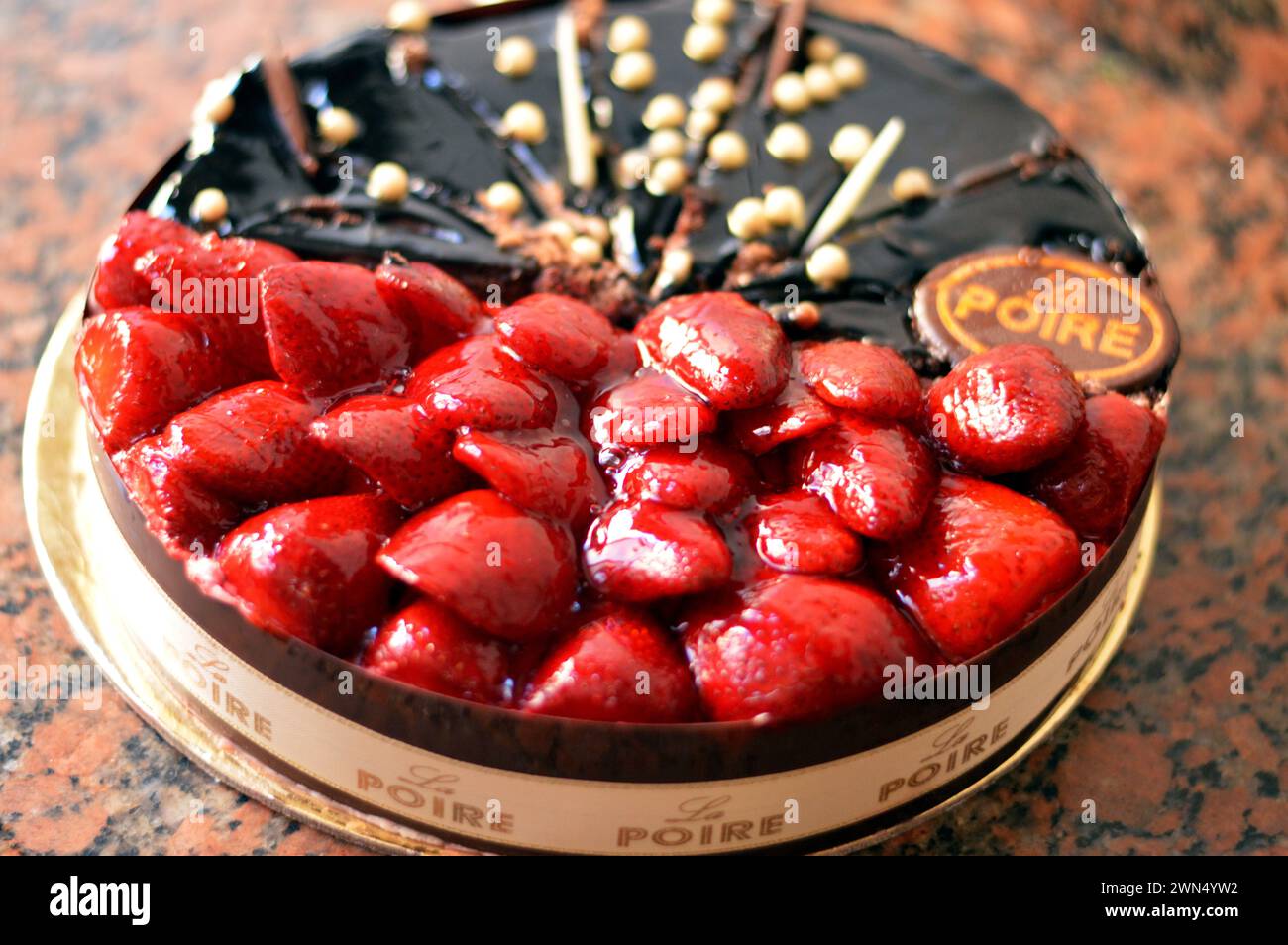Cairo, Egitto, febbraio 28 2024: La Poire tradizioni di pasticcerie francesi e radici di cottura egiziane, metà cioccolato e metà fragola e wh Foto Stock