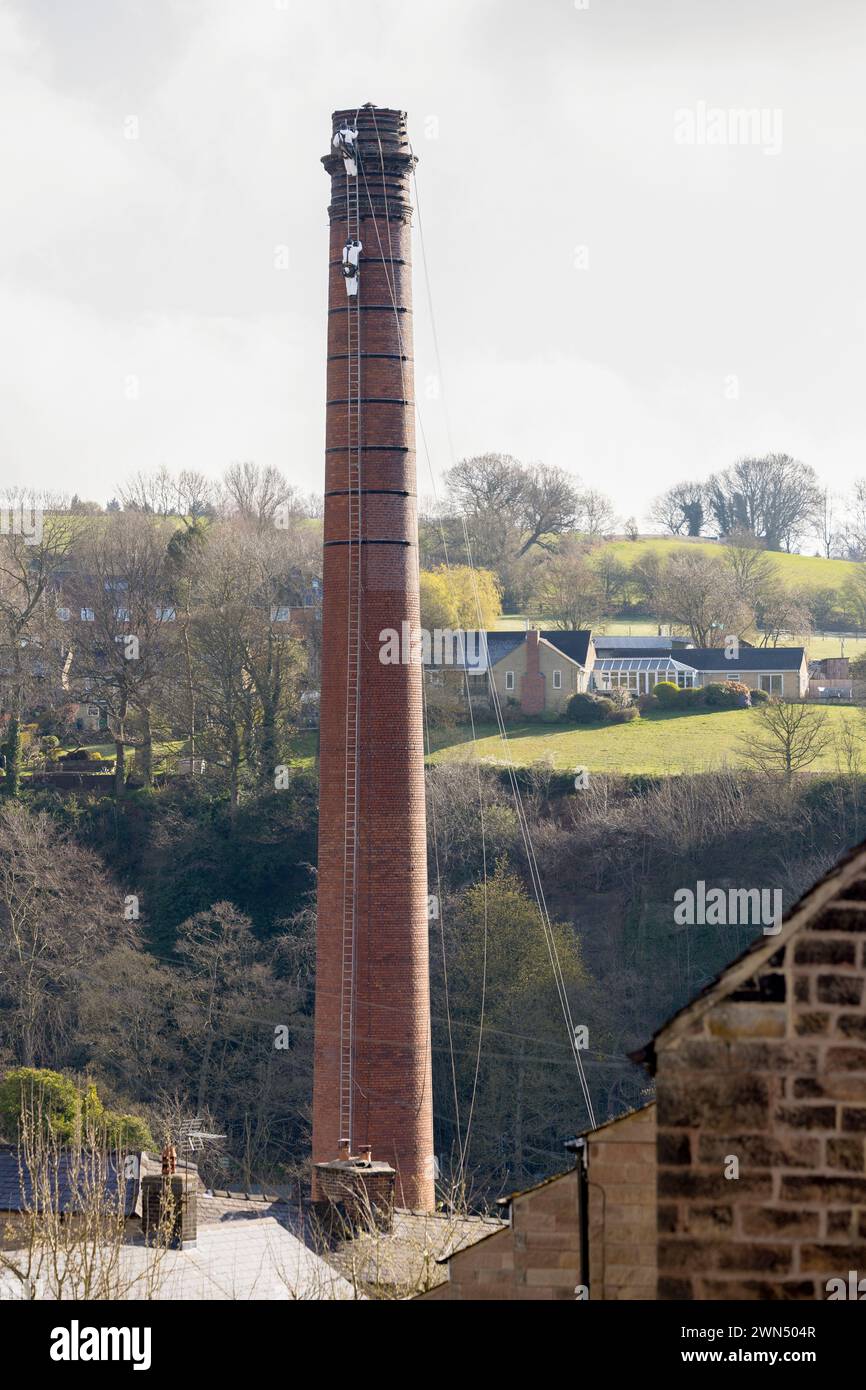 01/04/22 Steeplejack scala il camino Milford Mill alto 43 metri per mantenere e rendere la struttura sicura. Struttura classificata di grado II costruita nel 18 Foto Stock