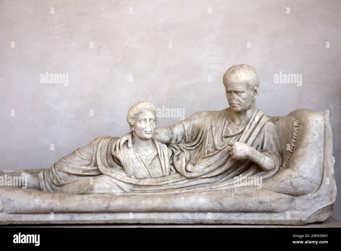 Monumento funerario di Kline, sul quale il defunto giace, indossa una toga e tiene in mano un busto di una donna morta. Marmo. I secolo d.C. Roma. Nazionale rom Foto Stock