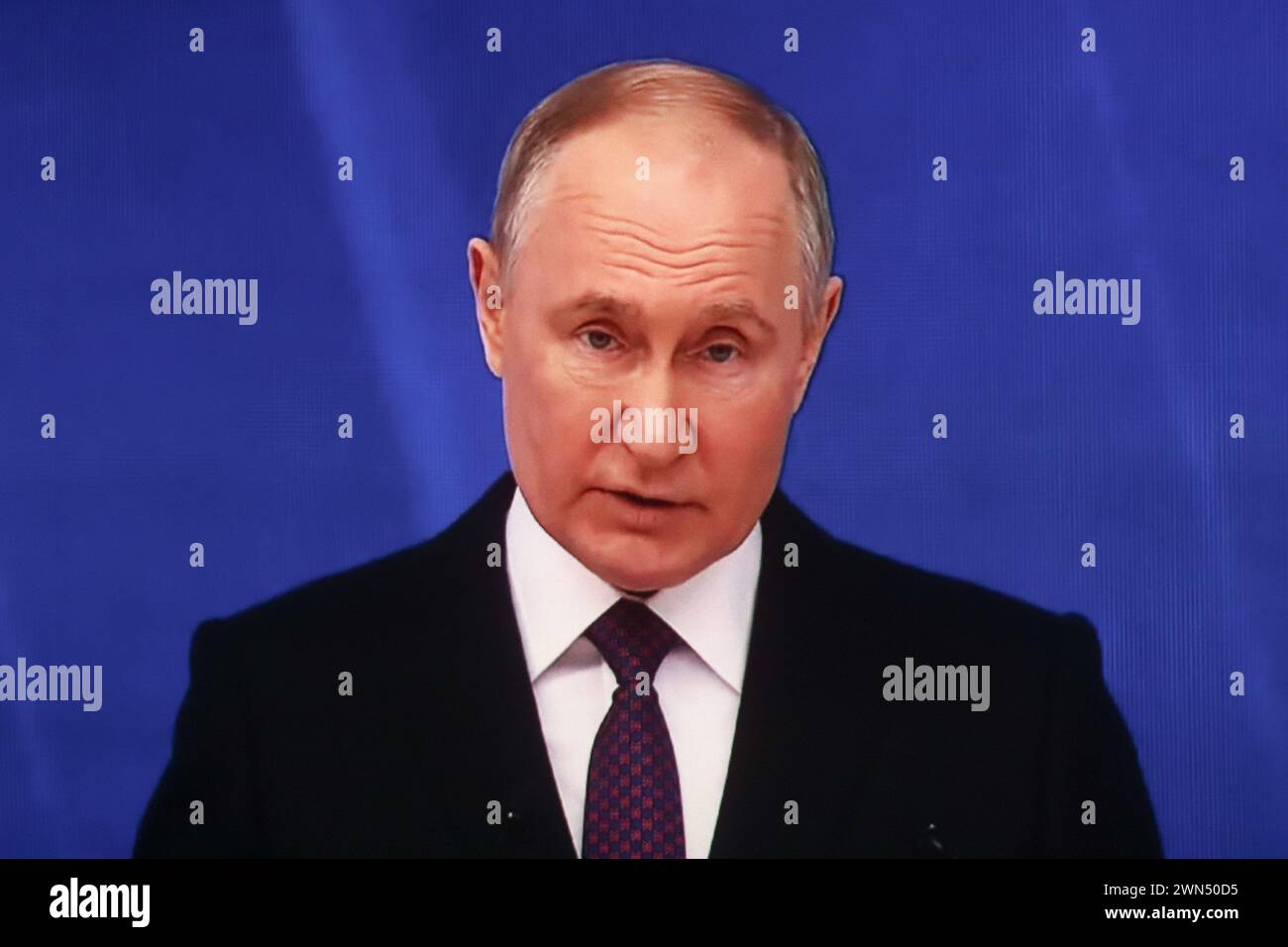 St Pietroburgo, Russia. 29 febbraio 2024. Il presidente russo Vladimir Putin si rivolge all'Assemblea federale in una trasmissione in diretta in un cinema di San Pietroburgo. Credito: SOPA Images Limited/Alamy Live News Foto Stock