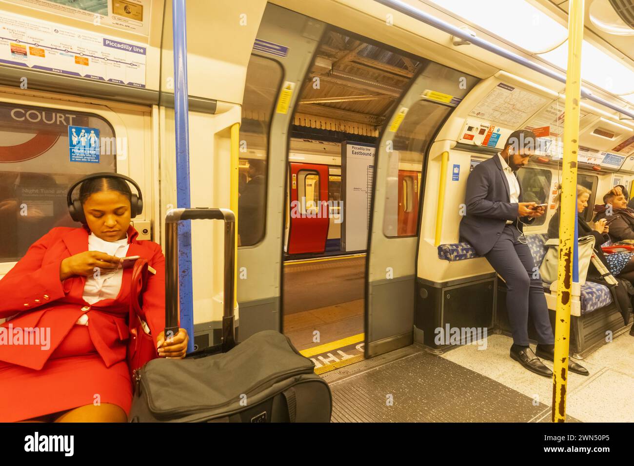 Inghilterra, Londra, metropolitana di Londra, passeggeri sulla metropolitana Foto Stock