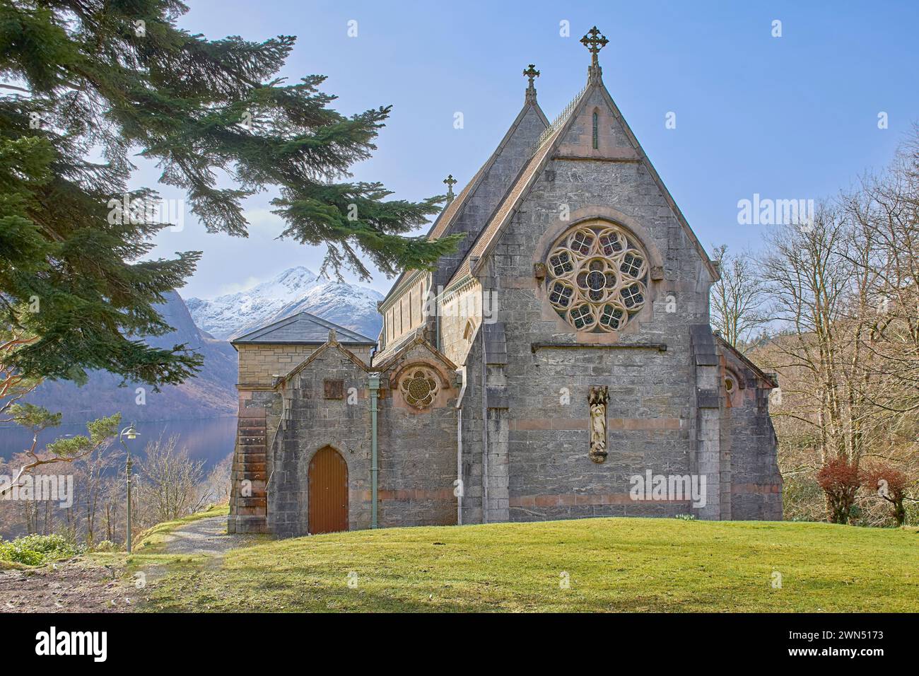 La Chiesa di St Mary e St Finnan Glenfinnan Scotland con Loch Shiel sullo sfondo neve sulle montagne Foto Stock