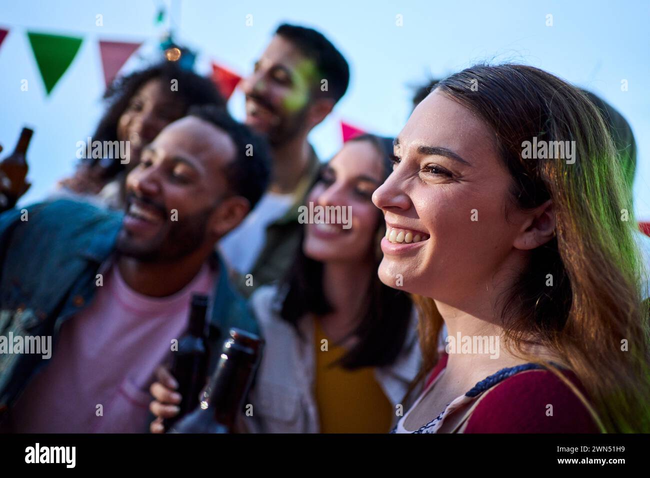 Un gruppo di amici che condividono sorrisi e gesti felici durante un evento di svago Foto Stock