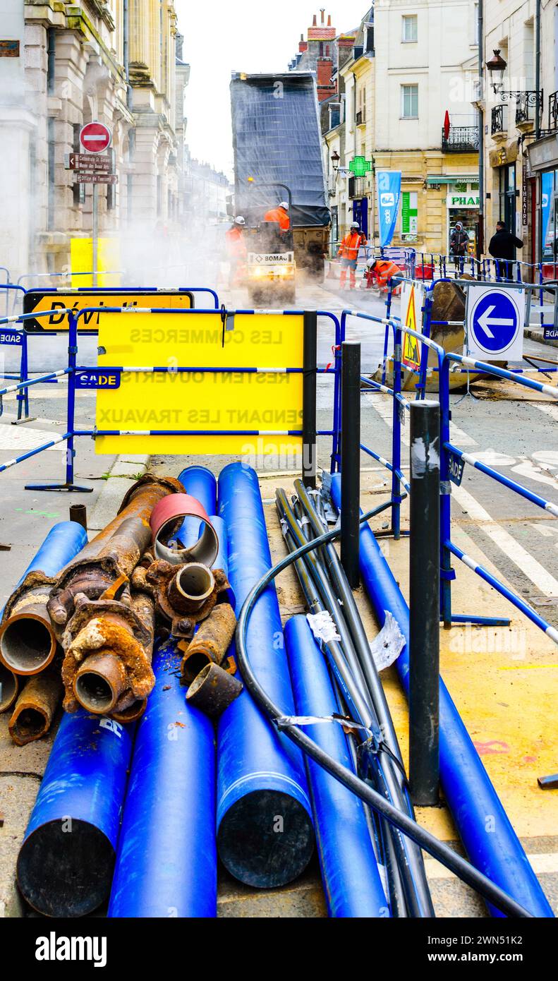 Lavori stradali nel centro della città che sostituiscono i vecchi tubi dell'acqua di rete metallica con nuovi tubi di plastica - Tours, Indre-et-Loire (37), Francia. Foto Stock