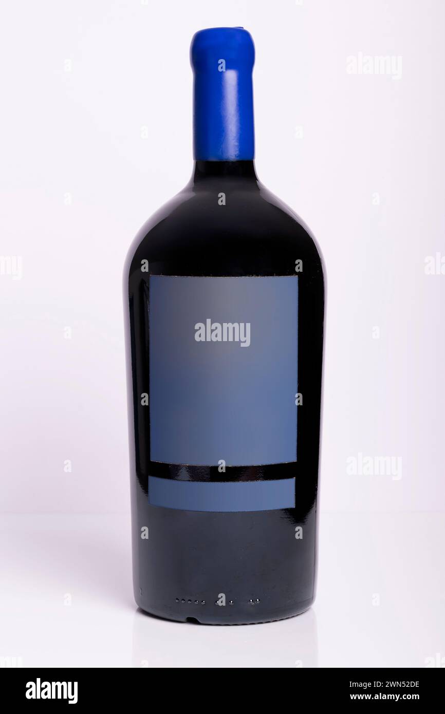 Una bottiglia di Bordeaux imperiale contiene vino rosso su sfondo bianco Foto Stock