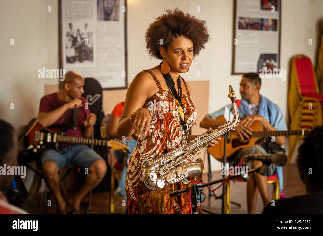 Una sassofonista e altri musicisti africani provano presso la Dhow Countries Music Academy (DCMA), Stone Town, Zanzibar, Tanzanai Foto Stock