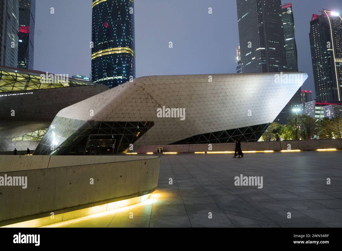 Il Teatro dell'Opera di Guangzhou, uno dei nuovi punti di riferimento di Guangzhou, progettato dall'architetto Zaha Hadid. Guangzhou, Cina - 24 febbraio 2024 Foto Stock