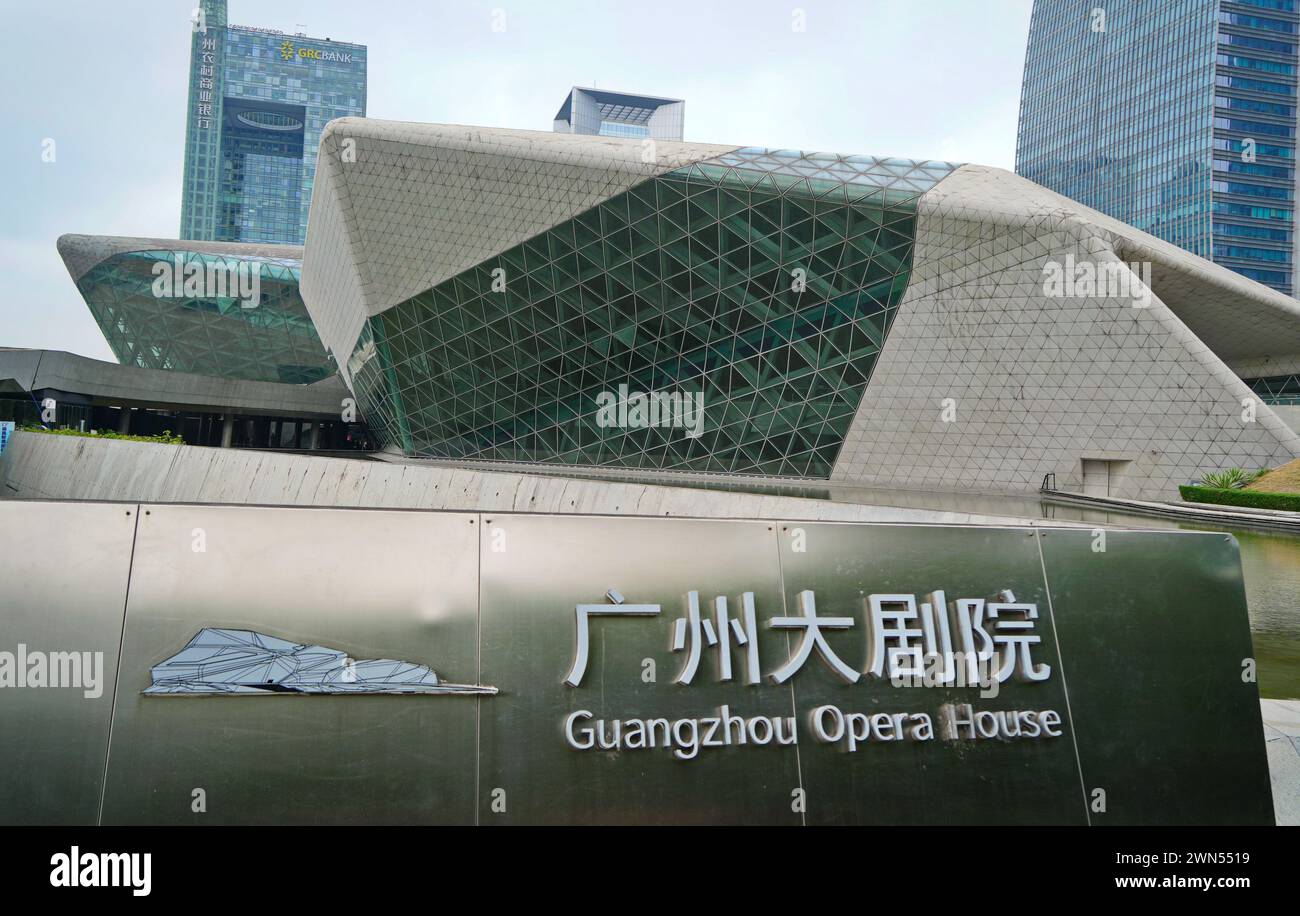 Il Teatro dell'Opera di Guangzhou, uno dei nuovi punti di riferimento di Guangzhou, progettato dall'architetto Zaha Hadid. Guangzhou, Cina - 24 febbraio 2024 Foto Stock