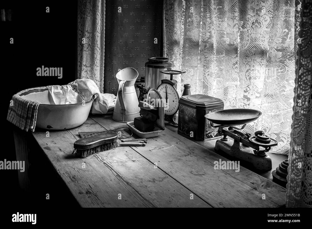 Articoli da cucina in vecchio stile in una finestra Foto Stock