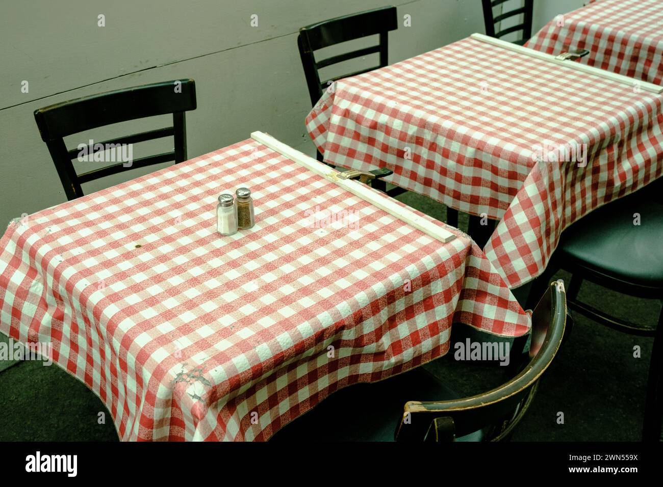Un tavolo all'aperto in un ristorante a Little Italy, Manhattan, New York City Foto Stock
