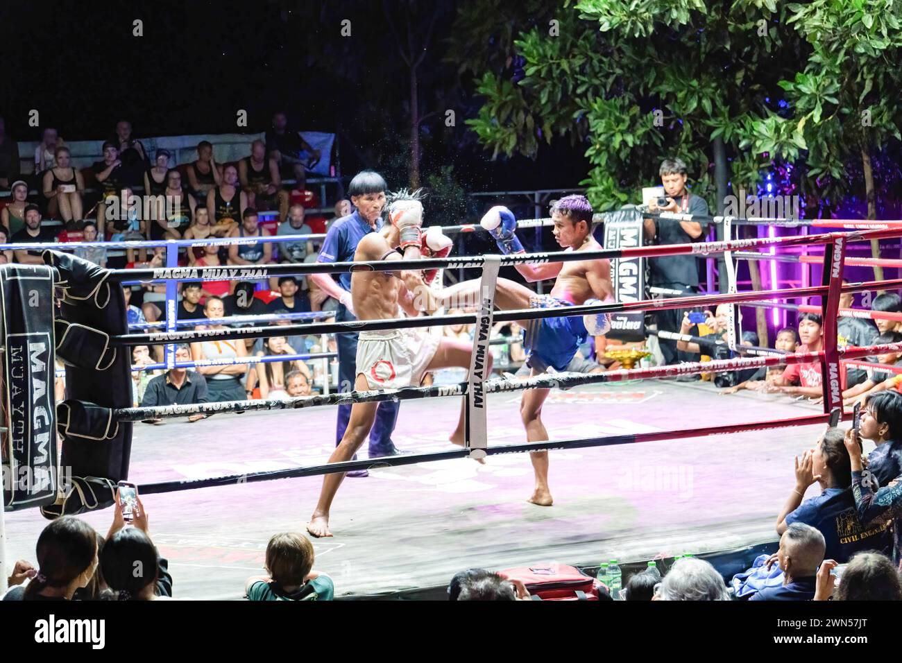 Koh Chang, Thailandia. 24 febbraio 2024. I pugili Petch Morakot (L) e Angor Tamin R) sono visti in azione allo spettacolo settimanale Muay Thai Fights a Koh Chang. Koh Chang Fight organizza settimanalmente scontri Muay Thai in uno stadio all'aperto, con uno spettacolo composto da sei combattimenti presentati in inglese, attirando oltre un centinaio di turisti ogni settimana che soggiornano sull'isola di Koh Chang. L'ultimo di sei combattimenti: Il Boxer Petch Morakot sconfisse Angor Tamin. Credito: SOPA Images Limited/Alamy Live News Foto Stock