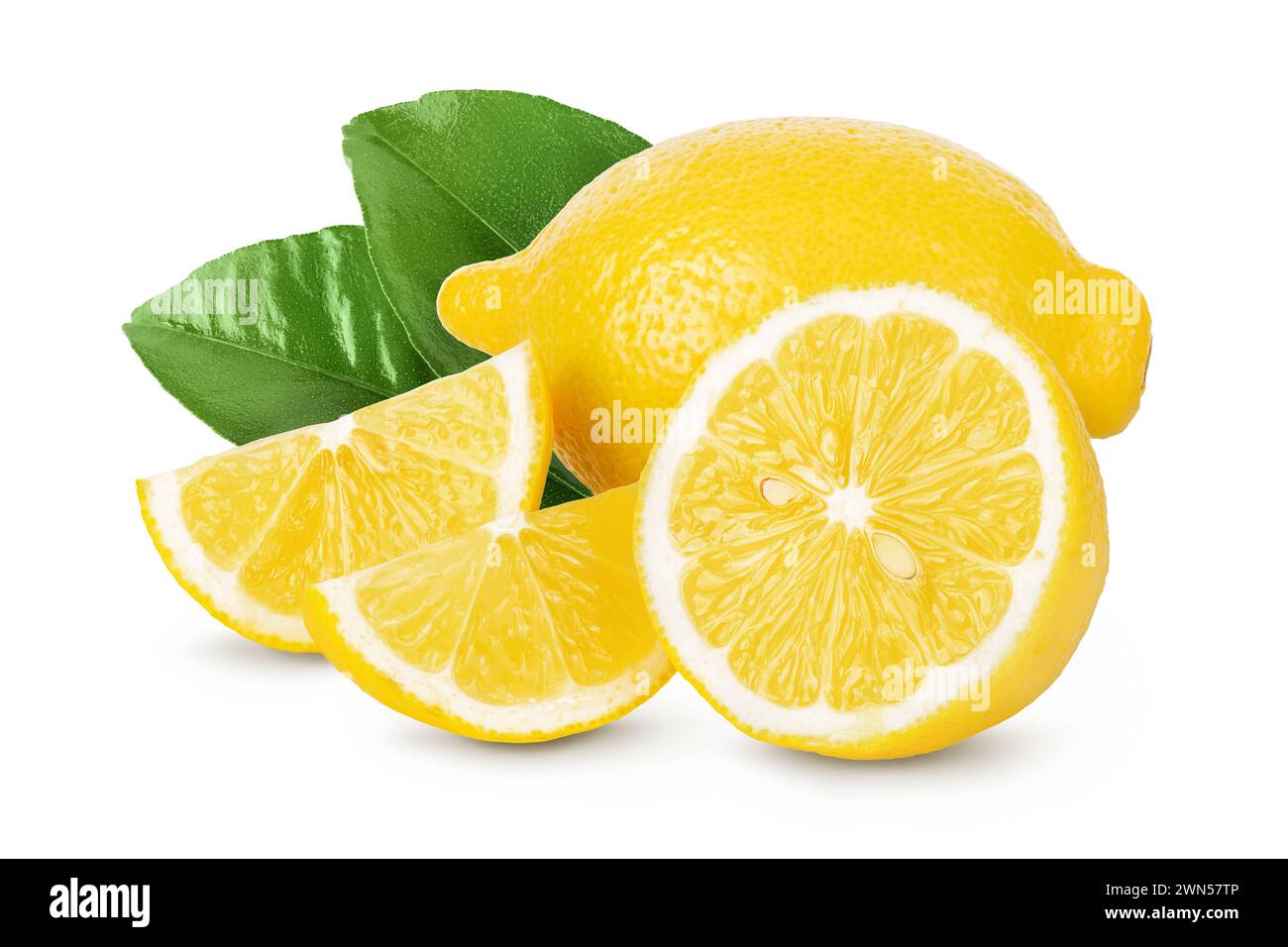 Limone maturo con metà e fette isolate su sfondo bianco con profondità di campo completa. Foto Stock
