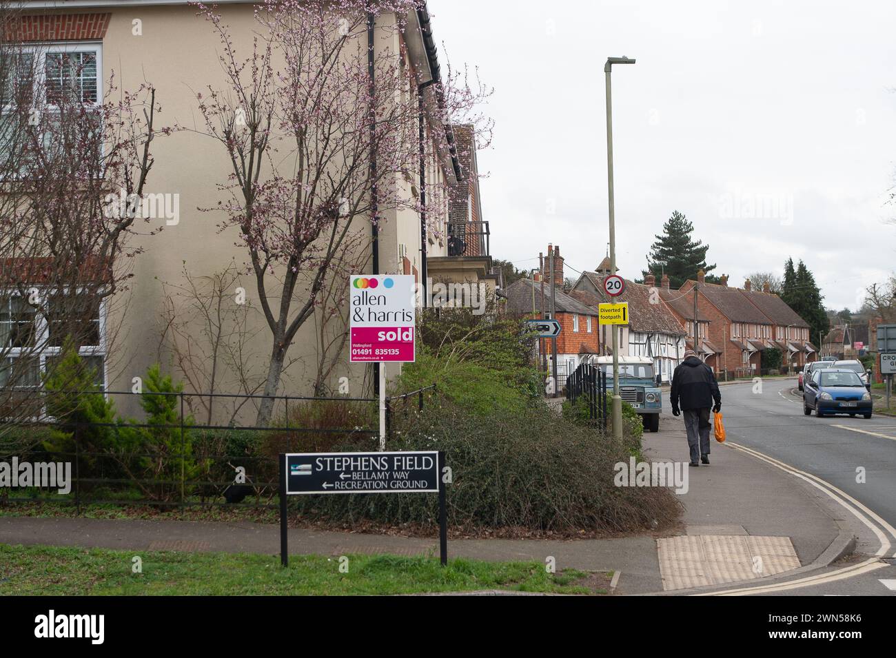 Crowmarsh Gifford, Oxfordshire, Regno Unito. 28 febbraio 2024. Un agente immobiliare ha venduto un cartello fuori da una proprietà a Crowmarsh Gifford, Oxfordshire. I dati più recenti mostrano che il mercato immobiliare sta mostrando segni di ripresa in quanto il numero di nuovi mutui da approvare è aumentato. I dati della Banca d'Inghilterra indicano che le approvazioni per l'acquisto di abitazioni sono salite a 55.200 a gennaio, da 51.500 a dicembre. Detto questo, molte persone sono ancora nervose per il potenziale di ulteriori aumenti del tasso di mutuo. Crediti: Maureen McLean/Alamy Foto Stock