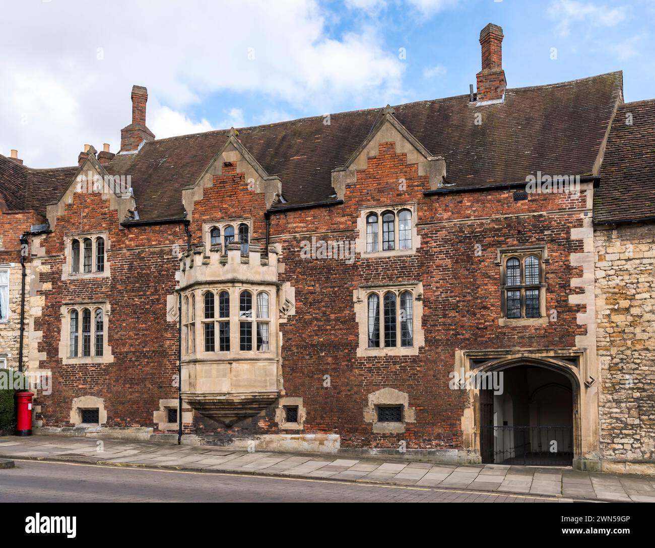 La prima casa costruita in mattoni di Lincolns, 11 Minster Yard, Lincoln City, Lincolnshire, Inghilterra, REGNO UNITO Foto Stock