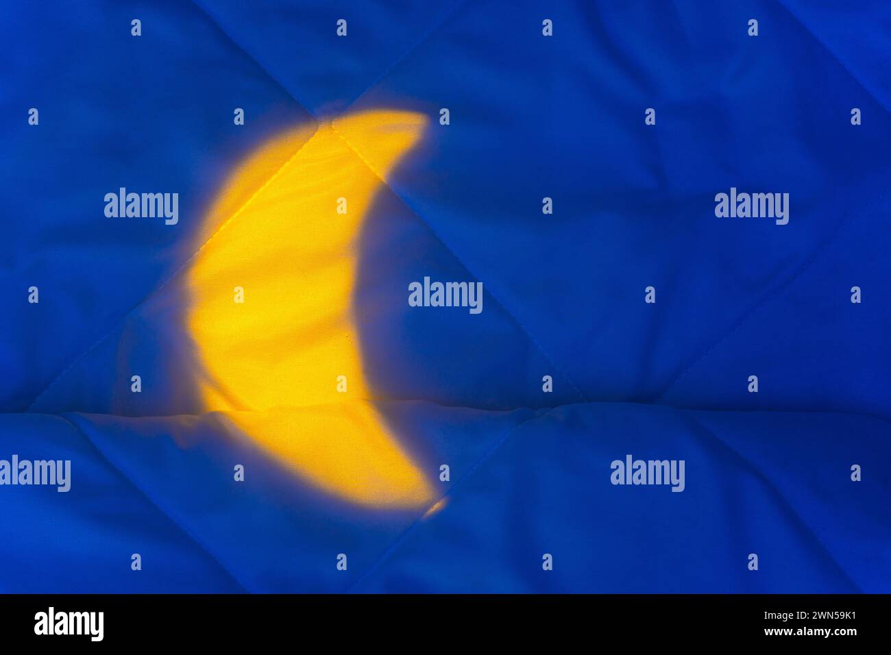Luce gialla dalla Mezzaluna notturna, Luna sulla coperta Foto Stock
