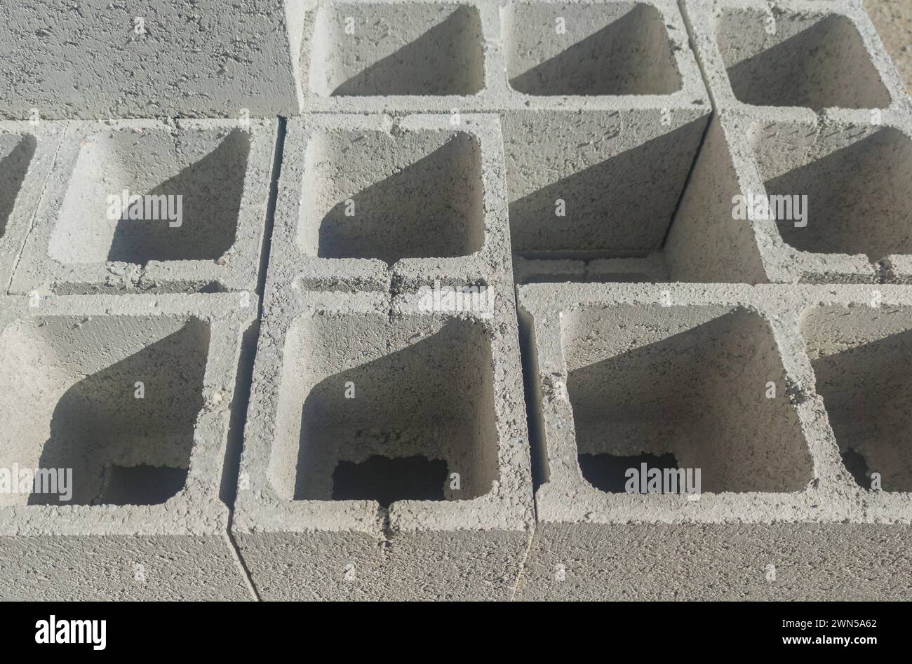 Blocchi cavi in calcestruzzo di dimensioni normali per intonacatura. Imballato su pallet di legno Foto Stock