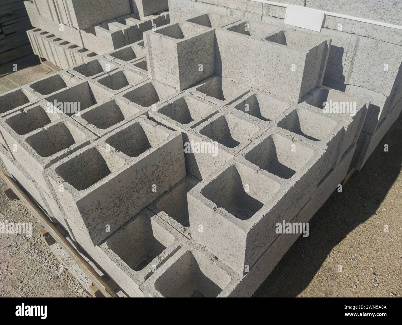Blocchi cavi in calcestruzzo di dimensioni normali per intonacatura. Imballato su pallet di legno Foto Stock