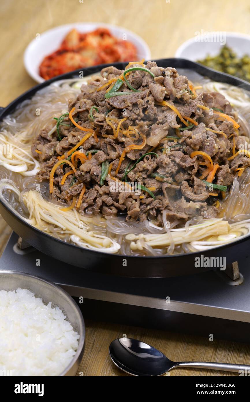 Piatto bulgogi di manzo in stile Seoul, piatto caldo barbecue coreano Foto Stock