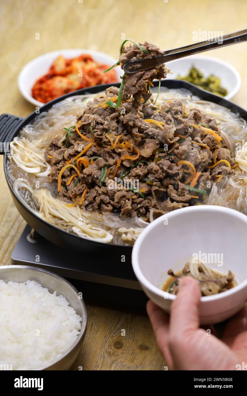 Piatto bulgogi di manzo in stile Seoul, piatto caldo barbecue coreano Foto Stock