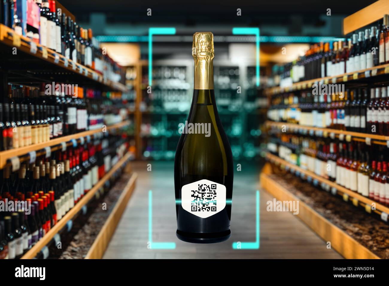 La foto composita di luce blu scansiona il codice qr sulla bottiglia di champagne sullo sfondo del negozio di liquori. Standard e-label per etichette di bottiglie di vino Foto Stock