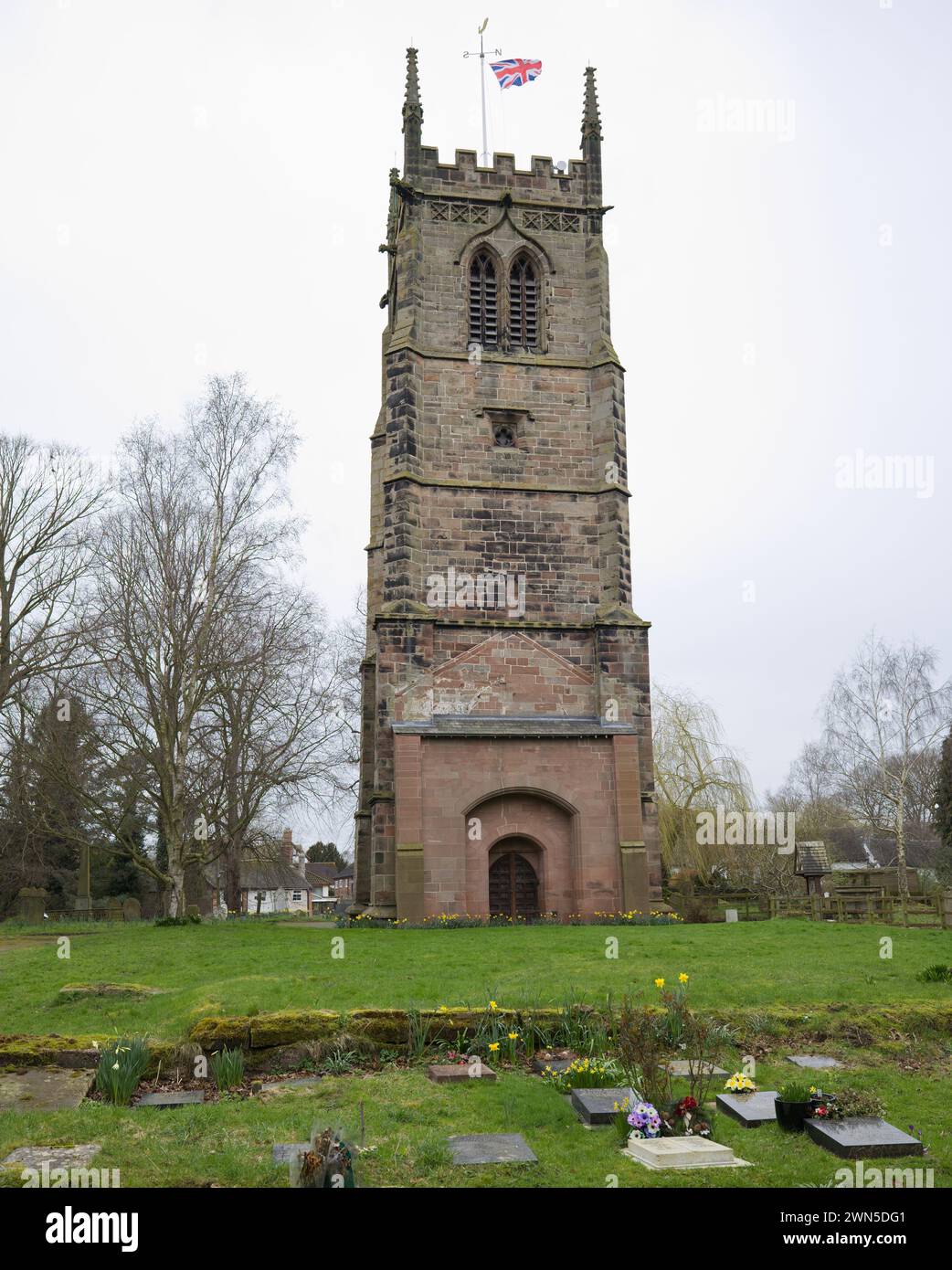 La Torre Pendente del South Cheshire a St Chad's, chiesa in stile gotico a Wybunbury - un edificio classificato di grado II e sito del patrimonio nazionale. Foto Stock
