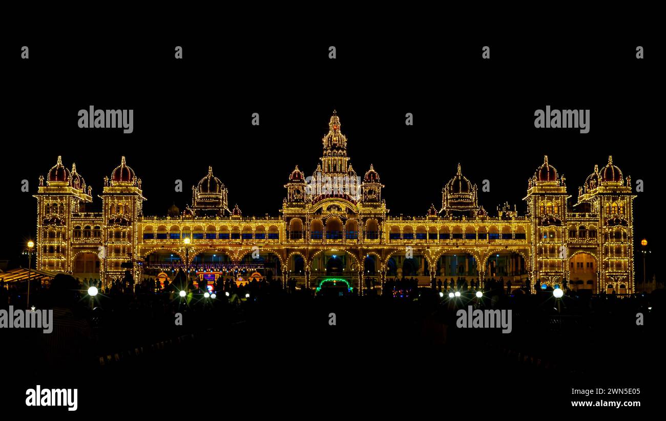 Completamente illuminato da migliaia di lampadine elettriche, il palazzo di Mysore è il luogo più turistico di Karnataka. Foto Stock