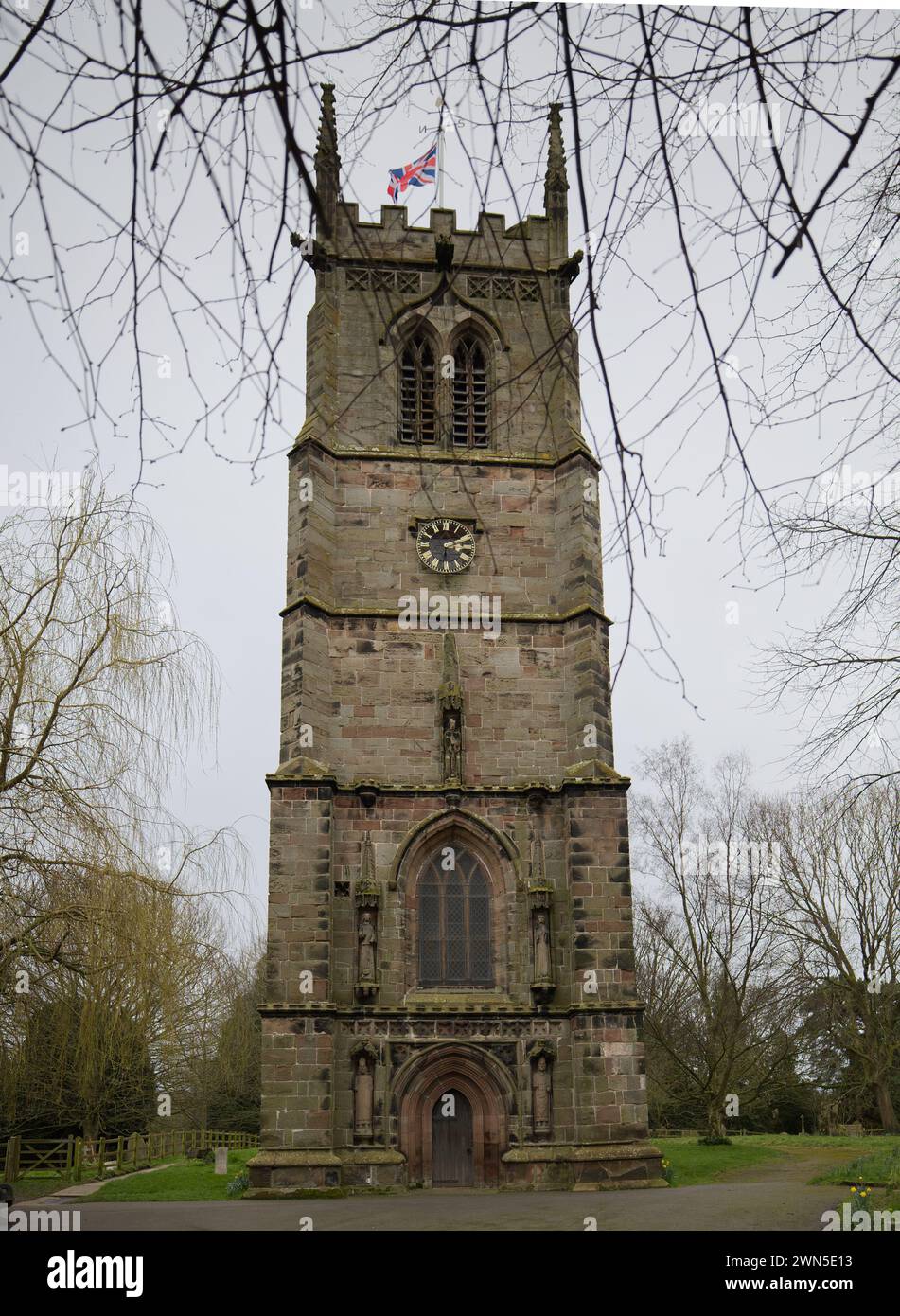 La Torre Pendente del South Cheshire a St Chad's, chiesa in stile gotico a Wybunbury - un edificio classificato di grado II e sito del patrimonio nazionale. Foto Stock