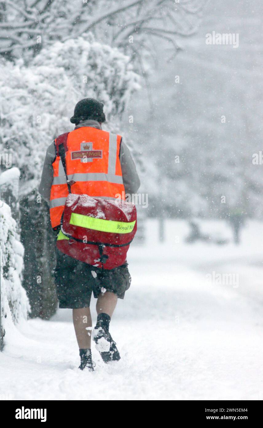 18/12/10 oggi foto ..Laden con le cartoline di Natale, postino, Phil Bramble (20) è apparentemente immutato dal tempo mentre consegna la posta nella neve Foto Stock