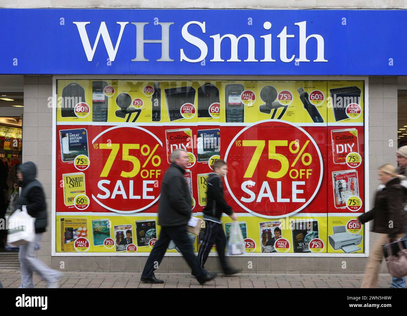 Foto dei file non datata...Steve Clarke avrà grandi stivali da riempire quando assumerà il ruolo di amministratore delegato presso il rivenditore di libri e articoli di cancelleria WHSmith Foto Stock