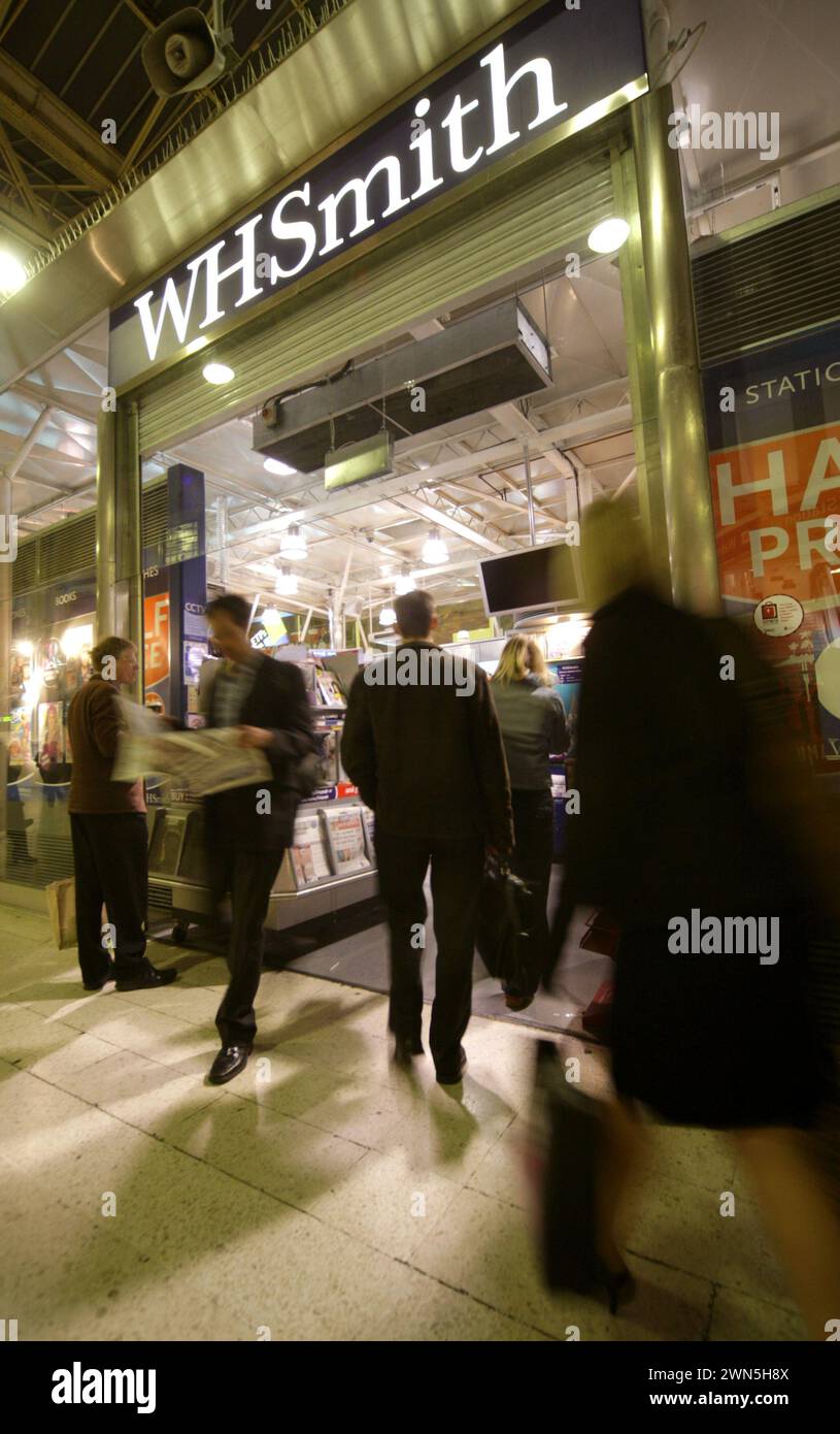 Foto dei file non datata...Steve Clarke avrà grandi stivali da riempire quando assumerà il ruolo di amministratore delegato presso il rivenditore di libri e articoli di cancelleria WHSmith Foto Stock