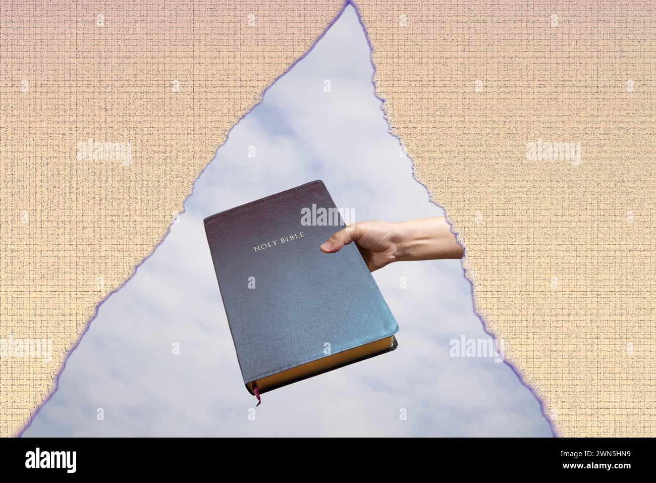 Holybile in mano nel cielo con concetto fede speranza amore per background e ispirazione Foto Stock