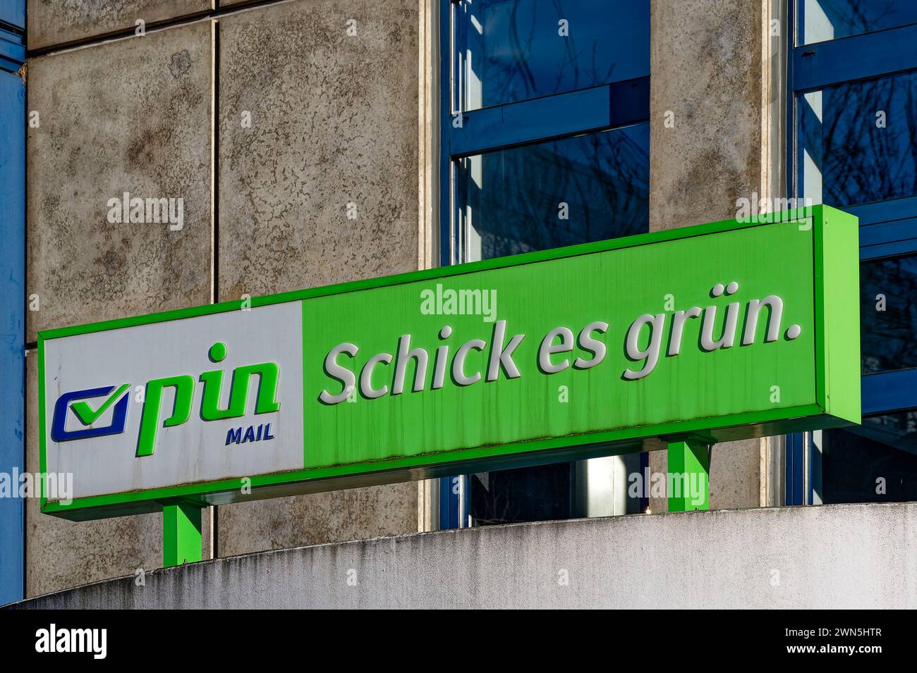 Berlino, Germania - 28 gennaio 2024: Firma di un fornitore di servizi postali con logo e slogan. Foto Stock