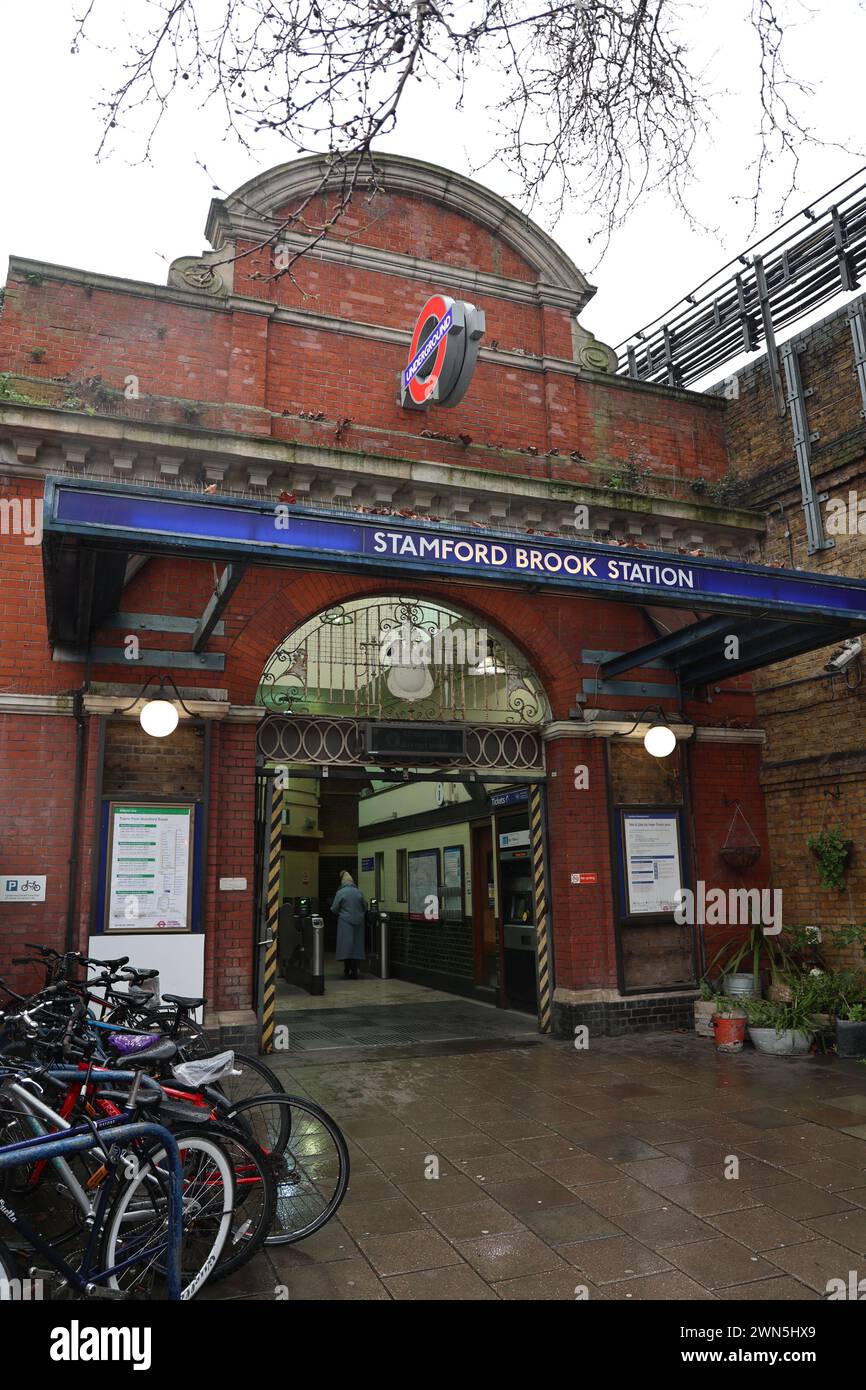 Stazione della metropolitana di Stamford Brook London Foto Stock