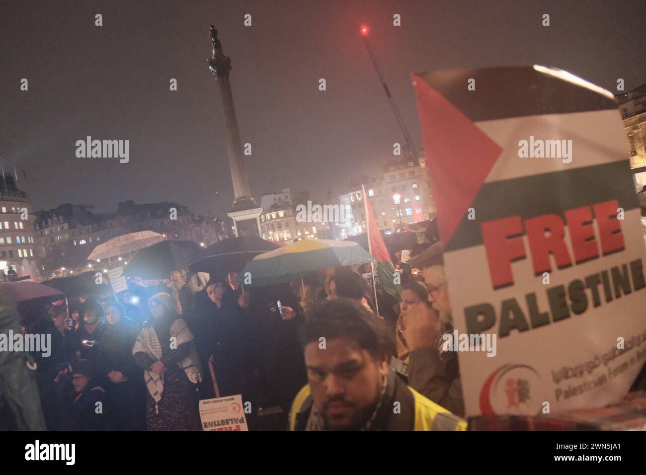 Londra, Regno Unito. 29 febbraio 2024. La veglia a lume di candela onora Aaron Bushnell, l'aviatore dell'aeronautica americana che si è incendiato fuori dall'ambasciata israeliana a Washington, DC, per sensibilizzare su ciò che sta accadendo in Palestina. Crediti: Joao Daniel Pereira/Alamy Live News Foto Stock