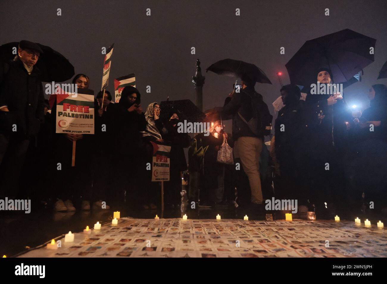 Londra, Regno Unito. 29 febbraio 2024. La veglia a lume di candela onora Aaron Bushnell, l'aviatore dell'aeronautica americana che si è incendiato fuori dall'ambasciata israeliana a Washington, DC, per sensibilizzare su ciò che sta accadendo in Palestina. (Foto di Joao Daniel Pereira/Sipa USA) credito: SIPA USA/Alamy Live News Foto Stock