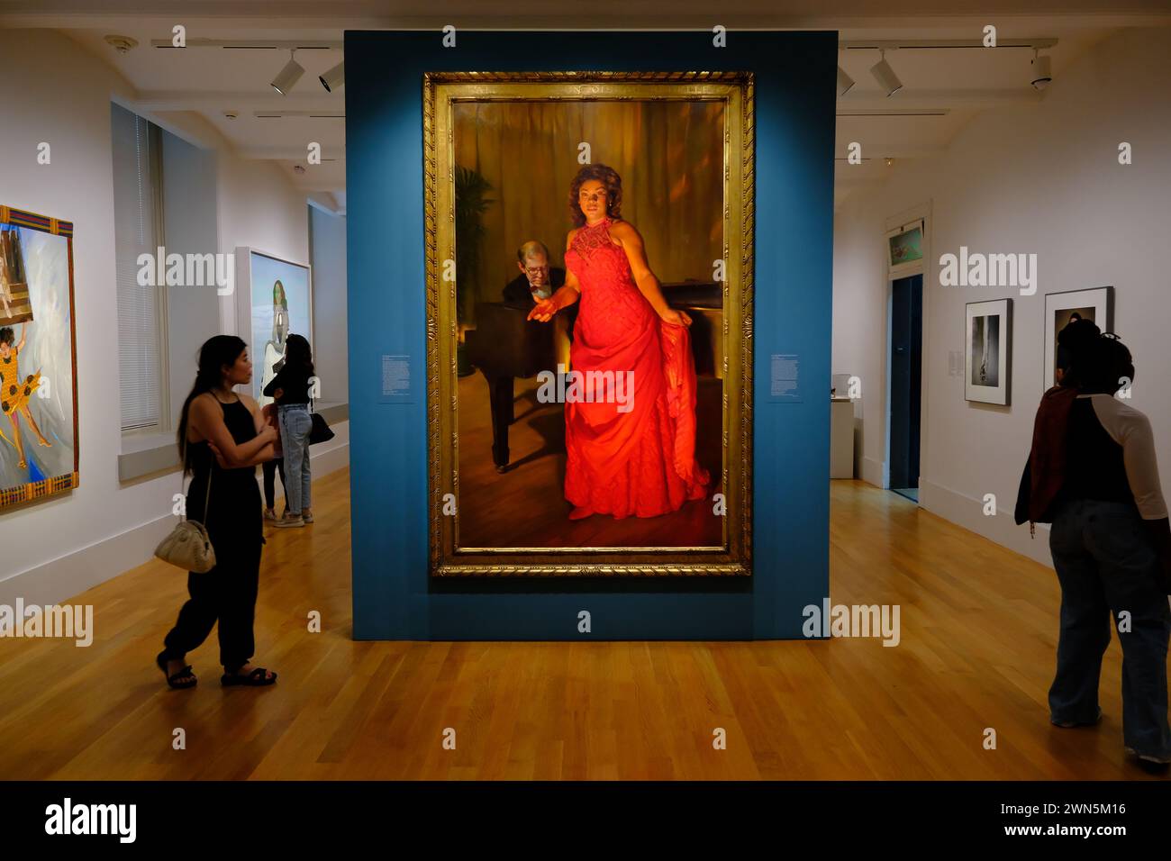 I visitatori apprezzano il dipinto ad olio del recital (Ritratto di Denyce Graves e Marc Mostovoy) nella National Portrait Gallery. Smithsonian American Art Museum. Washington DC. STATI UNITI Foto Stock
