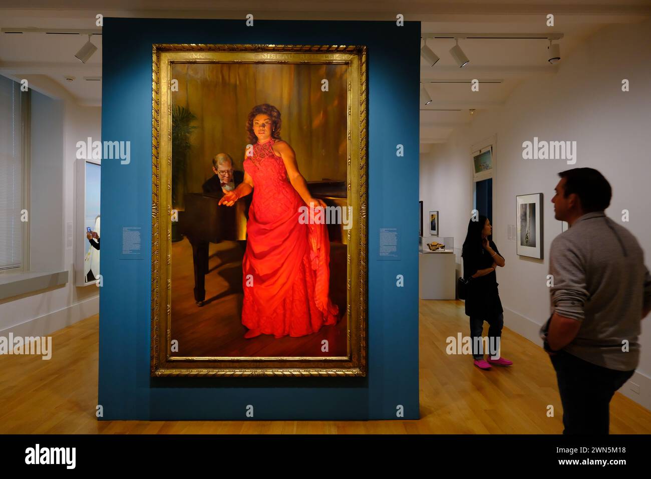 I visitatori apprezzano il dipinto ad olio del recital (Ritratto di Denyce Graves e Marc Mostovoy) nella National Portrait Gallery. Smithsonian American Art Museum. Washington DC. STATI UNITI Foto Stock