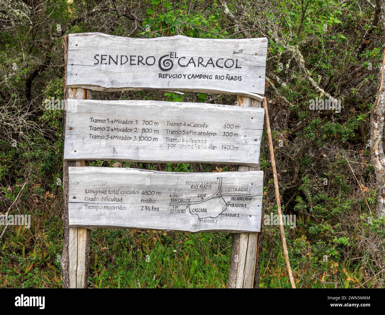 Cartello con indicazione Sendero El Caracol, sentiero escursionistico dal rifugio Rio Nadis, Patagonia, Cile Foto Stock