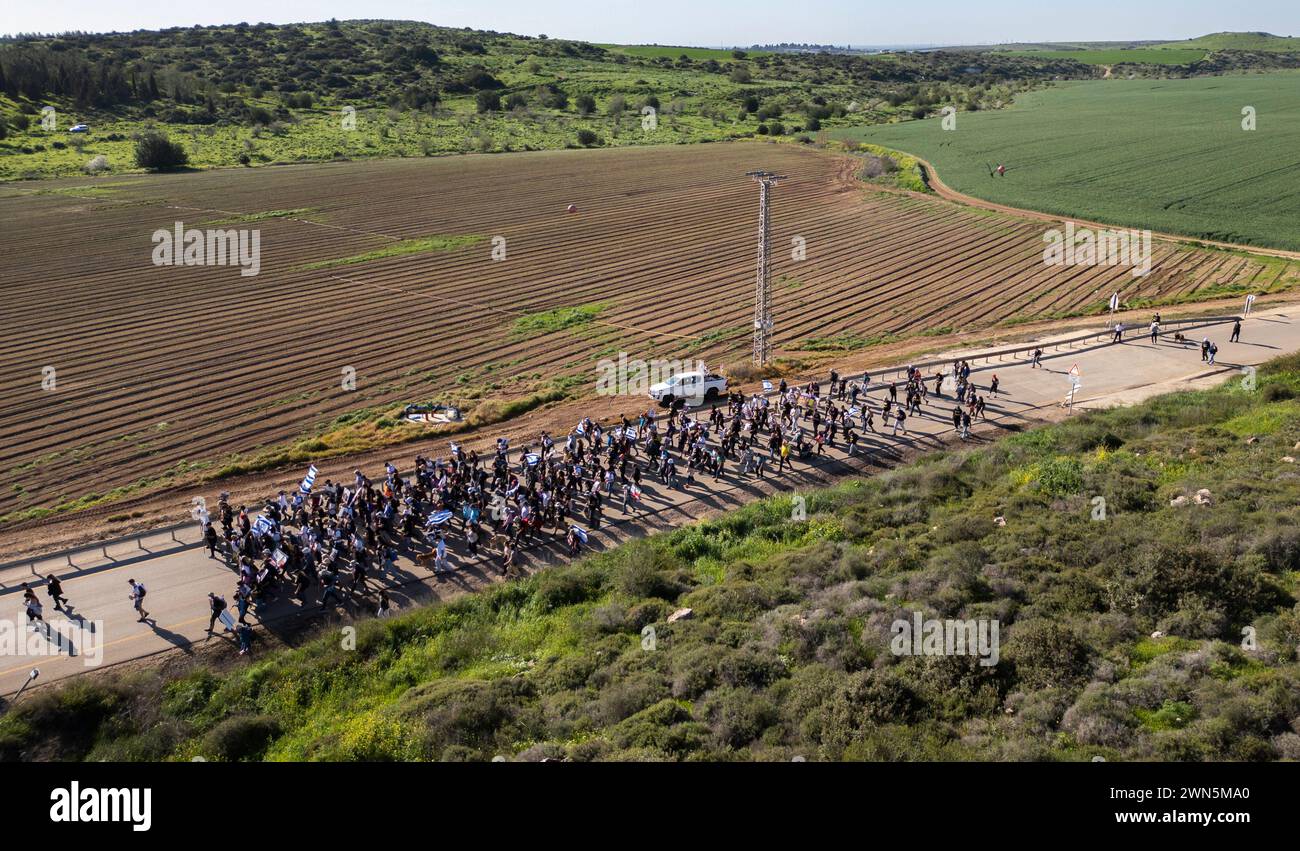 Beit Guvrin, Israele. 1 marzo 2024. Un'immagine fatta con un drone mostra gli israeliani che marciano attraverso terre collinari fuori Beit Guvrin, Israele centrale il 29 febbraio 2024 mentre completano un altro giorno di marcia dalle comunità della Striscia di Gaza a Gerusalemme. Circa 500 manifestanti e familiari di ostaggi tenuti nella Striscia di Gaza marciano verso Gerusalemme chiedendo al governo di riportarli a casa da quando sono stati catturati come ostaggi dai terroristi di Hamas durante le loro uccisioni il 7 ottobre 2024. Foto di Jim Hollander/UPI credito: UPI/Alamy Live News Foto Stock